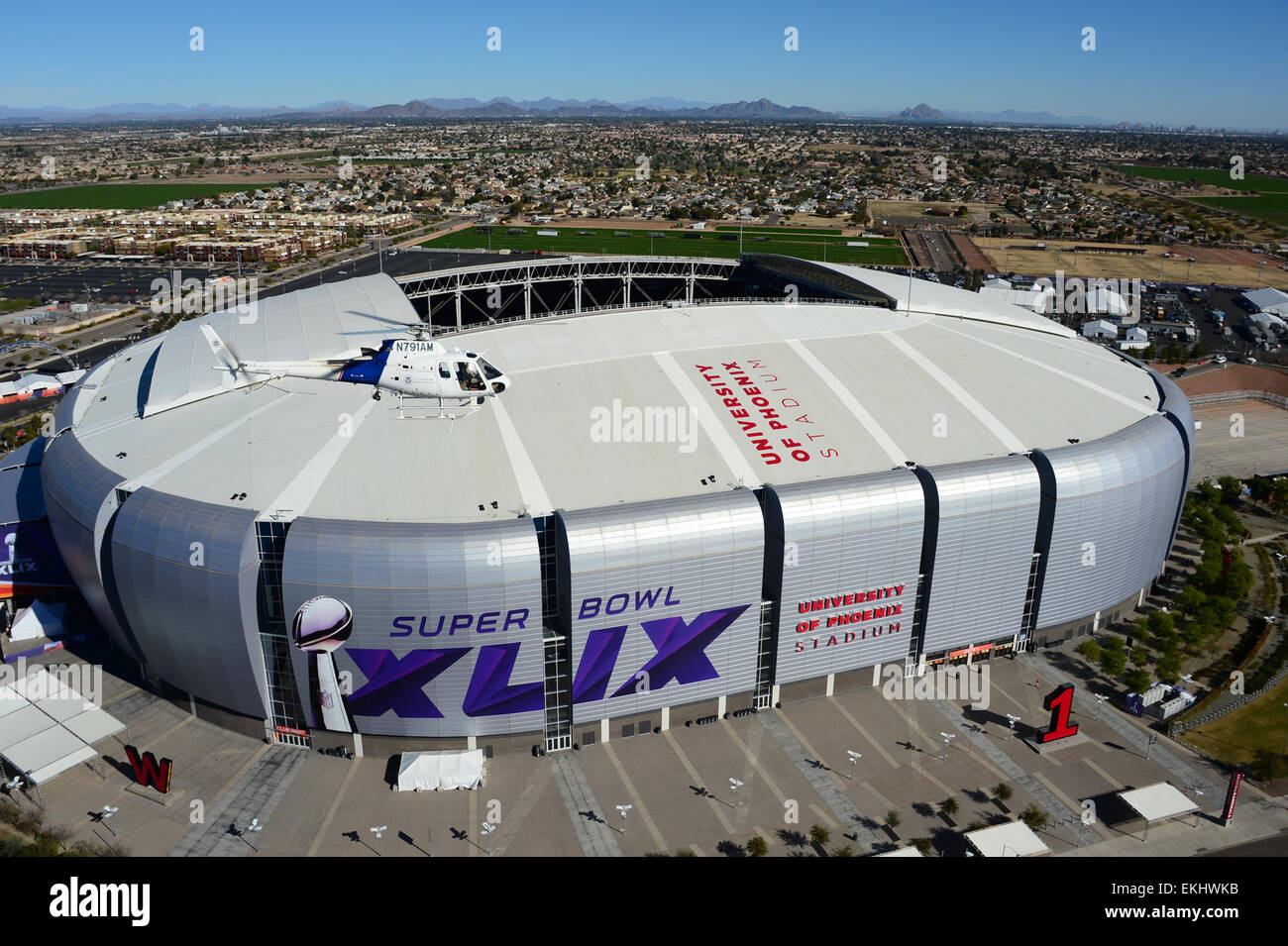 012515: Glendale, AZ - A US Customs and Border Protection A-Star bietet Luftsicherheit über University of Phoenix Stadium in Vorbereitung für Super Bowl XLIX.     Alexander Zamora Stockfoto