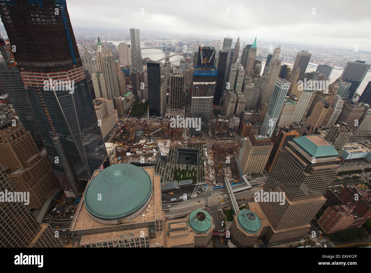 Das World Trade Center in New York City, einschließlich des Freedom Tower, befindet sich im Bau als Teil der Wiederaufbauarbeiten nach den Anschlägen vom 11. September. Die Stätte bleibt ein Symbol der Widerstandskraft und des Gedenkens für die Nation. Stockfoto
