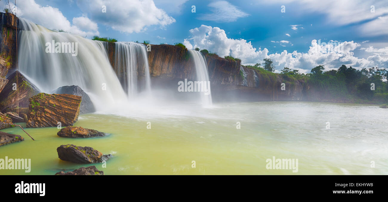 Dray Nur Wasserfall in Vietnam. Panorama Stockfoto