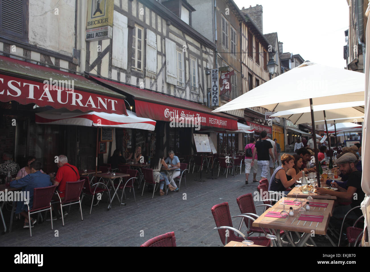 Menschen Essen im Grill St Jean Restaurant in der Rue Champeaux, Troyes,  Aube, Frankreich Stockfotografie - Alamy