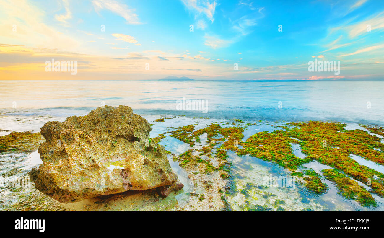Schöne Seenlandschaft. Stein im Vordergrund. Philippinen Stockfoto