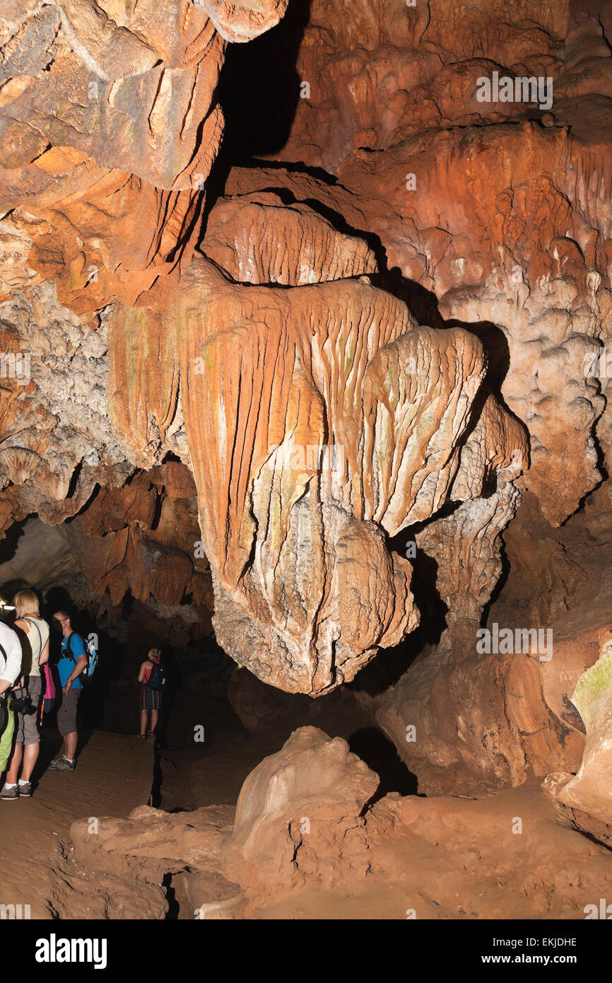 Chiang Dao Höhle, Chiang Rai, Nordthailand. Kalkstein-Formationen, Touristen Stockfoto