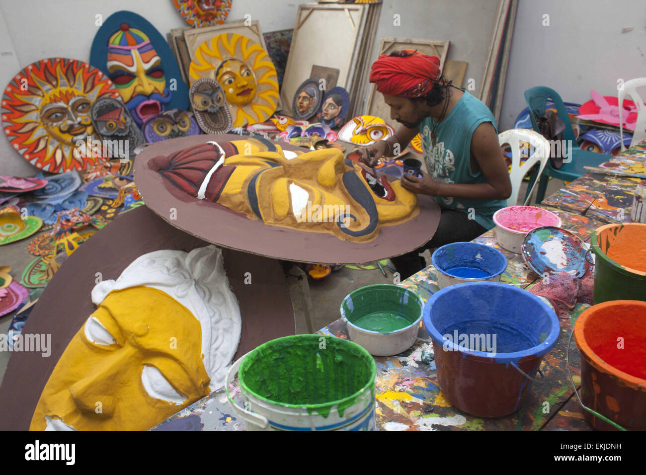 Dhaka, Bangladesch. 10. April 2015. Studenten der Fakultät der bildenden Künste (FFA) von Universität von Dhaka Malereien auf Moschus an die FFA Institut in der Hauptstadt zu feiert Neujahr Pahela Baishakh Bangla 1422.Pohela Boishakh auch bekannt als Naboborsha, es ist der 1. Tag für den ersten Monat des Geschäftsjahres Bengali. Nation begann zur Vorbereitung auf Bengali neues Jahr 1422 begrüßen und Bengali Gemeinschaft feiert sein Boishakh auf der ganzen Welt. © Zakir Hossain Chowdhury/ZUMA Draht/Alamy Live-Nachrichten Stockfoto