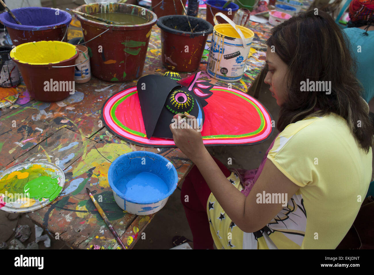 Dhaka, Bangladesch. 10. April 2015. Studenten der Fakultät der bildenden Künste (FFA) von Universität von Dhaka Malereien auf Moschus an die FFA Institut in der Hauptstadt zu feiert Neujahr Pahela Baishakh Bangla 1422.Pohela Boishakh auch bekannt als Naboborsha, es ist der 1. Tag für den ersten Monat des Geschäftsjahres Bengali. Nation begann zur Vorbereitung auf Bengali neues Jahr 1422 begrüßen und Bengali Gemeinschaft feiert sein Boishakh auf der ganzen Welt. © Zakir Hossain Chowdhury/ZUMA Draht/Alamy Live-Nachrichten Stockfoto