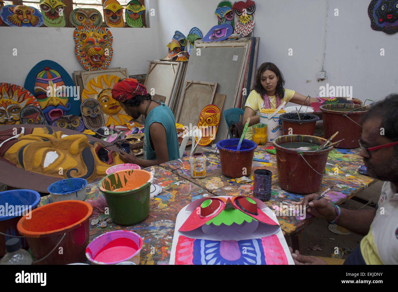 Dhaka, Bangladesch. 10. April 2015. Studenten der Fakultät der bildenden Künste (FFA) von Universität von Dhaka Malereien auf Moschus an die FFA Institut in der Hauptstadt zu feiert Neujahr Pahela Baishakh Bangla 1422.Pohela Boishakh auch bekannt als Naboborsha, es ist der 1. Tag für den ersten Monat des Geschäftsjahres Bengali. Nation begann zur Vorbereitung auf Bengali neues Jahr 1422 begrüßen und Bengali Gemeinschaft feiert sein Boishakh auf der ganzen Welt. © Zakir Hossain Chowdhury/ZUMA Draht/Alamy Live-Nachrichten Stockfoto