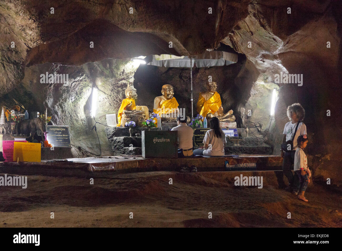 Chiang Dao Höhle, Chiang Rai, Nordthailand. Kalkstein-Formationen, buddhistische Statuen auf einem altar Stockfoto
