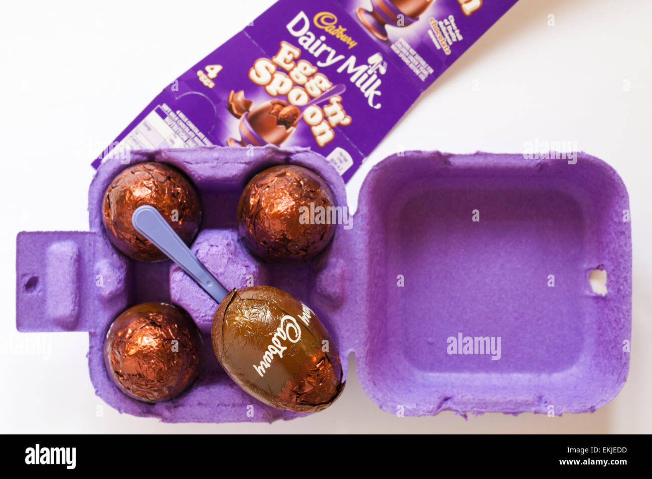 Karton von Cadbury Dairy Milk Ei'n'Löffel - choc - voll von Flauschigen köstliche Schokoladenmousse öffnen, um Inhalte - bereit für Ostern Stockfoto