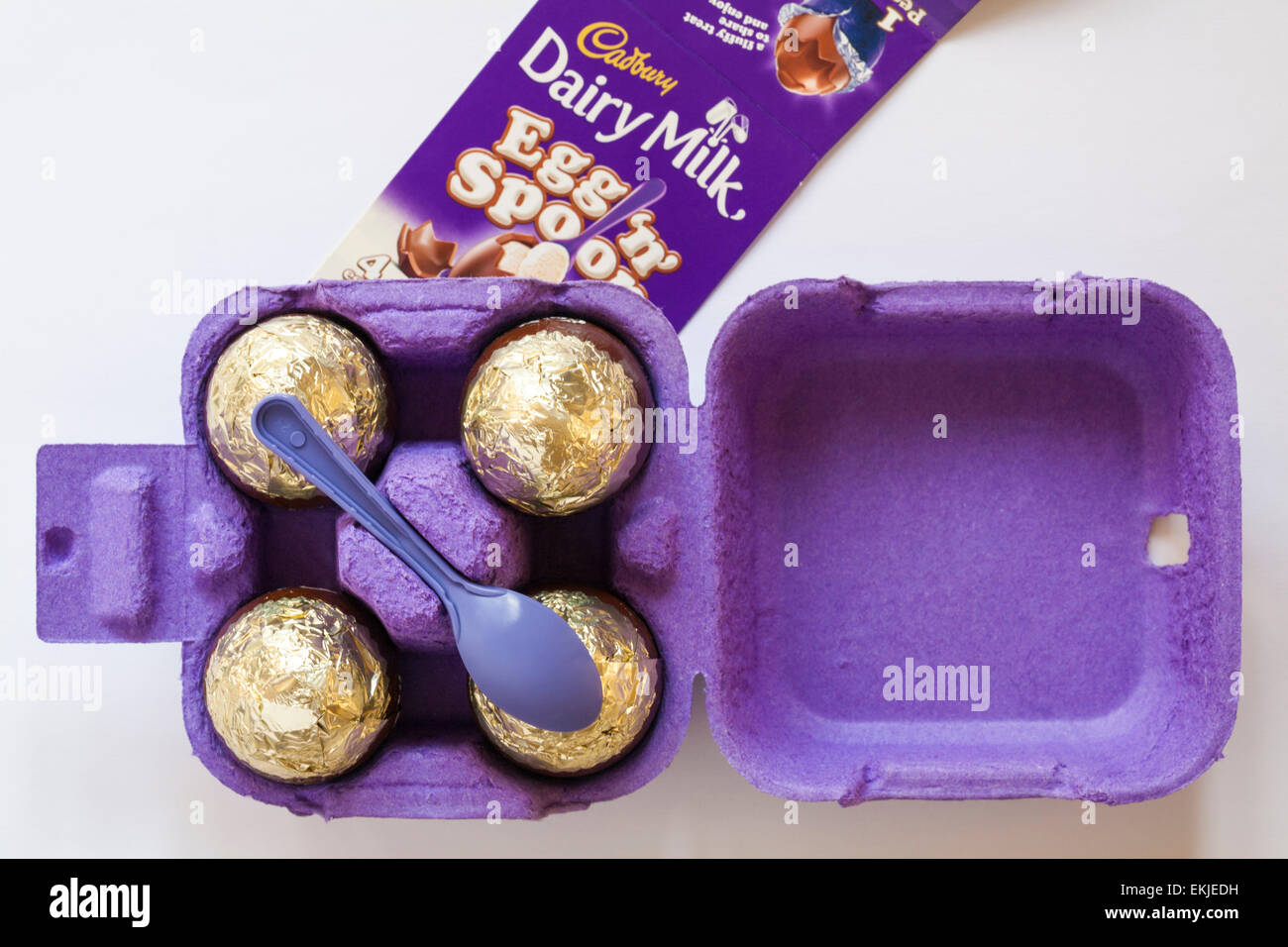 Karton von Cadbury Dairy Milk Ei'n'Löffel - choc - voll von Flauschigen lecker milchig Mousse öffnen, um Inhalte für Ostern bereit Stockfoto