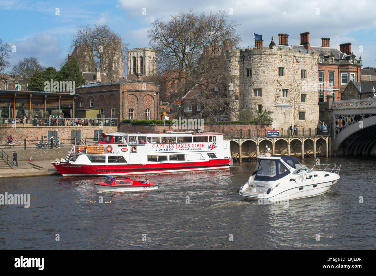 Sportboote auf dem Fluss Ouse, City of York, England, UK Stockfoto