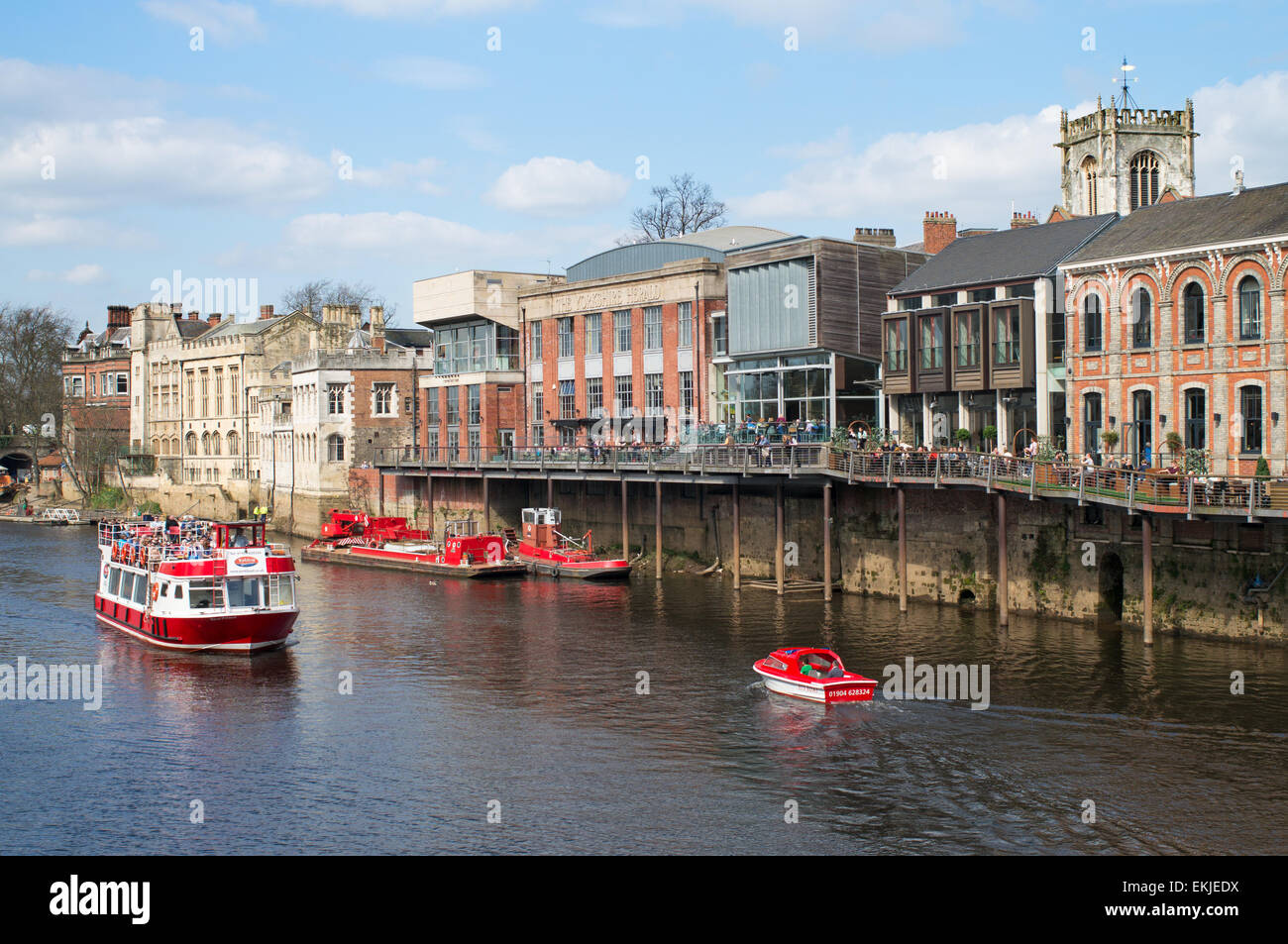 Yorkboat Fluss Prinz vorbei Riverside Restaurants und Bars, Stadt York, England, Großbritannien Stockfoto