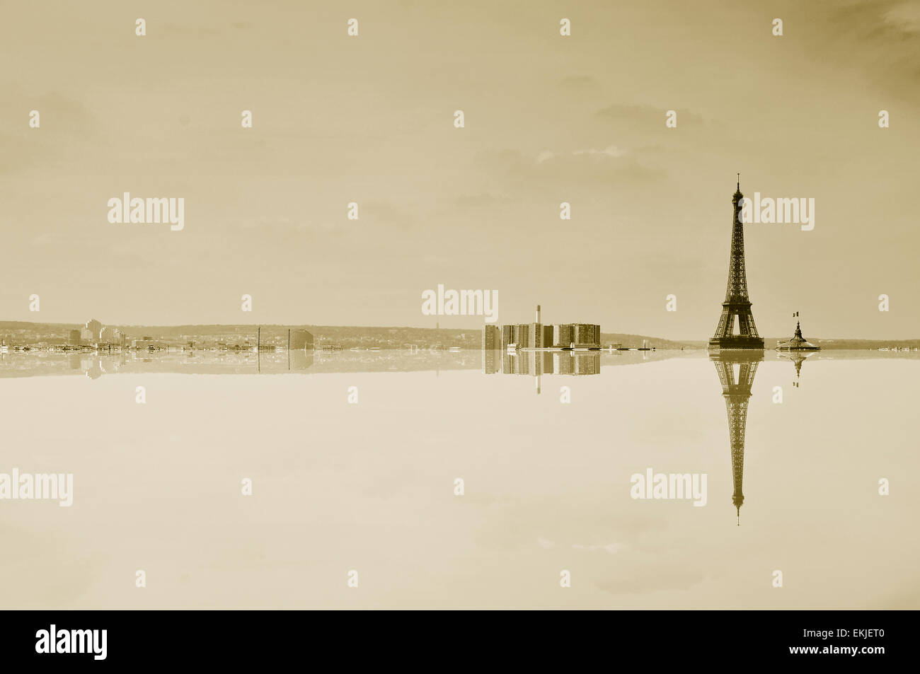 Skyline von Paris mit dem Eiffelturm im Hintergrund mit Reflexion, in Sepia Tönung Stockfoto