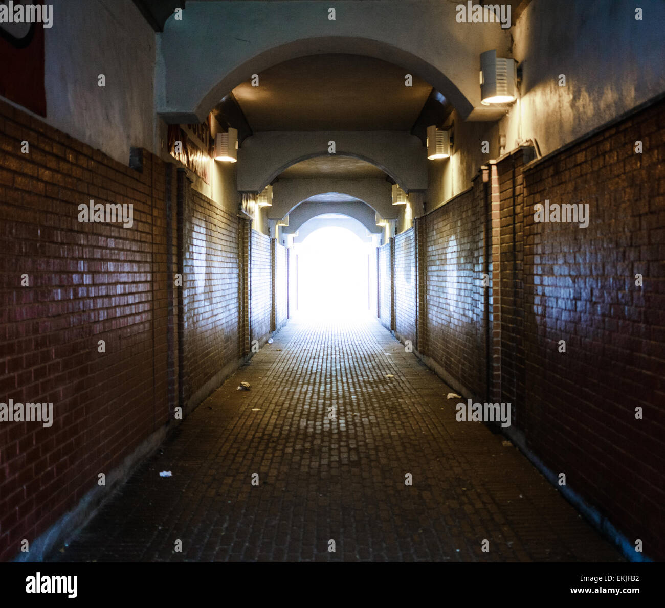 Dunkle Gasse mit Licht am Ende - Konzeptbild Stockfoto