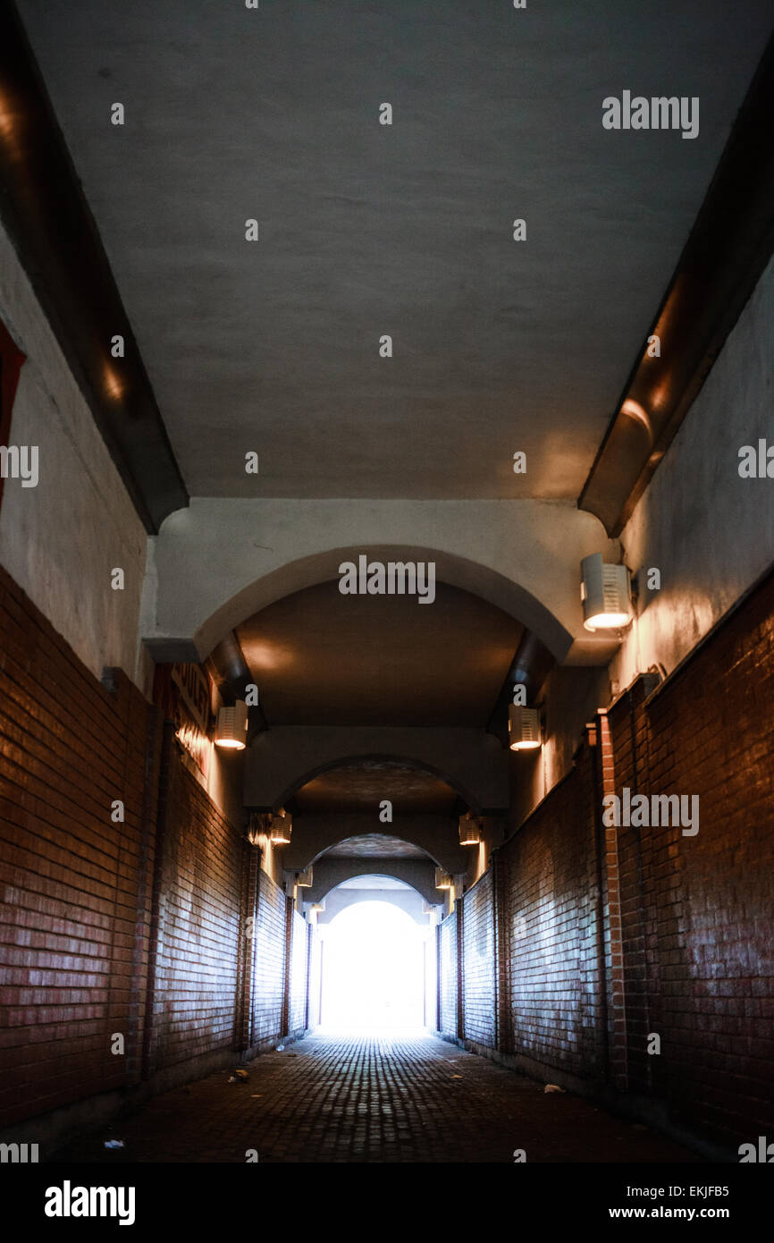 Dunkle Gasse mit Licht am Ende - Konzeptbild Stockfoto