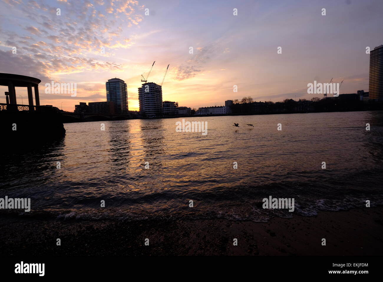 Themse, London, UK. 10. April 2015. Sonnenuntergang auf der Themse bei Vauxhall, Battersea am stärksten verschmutzten Tag des Jahres. Bildnachweis: Rachel Megawhat/Alamy Live-Nachrichten Stockfoto