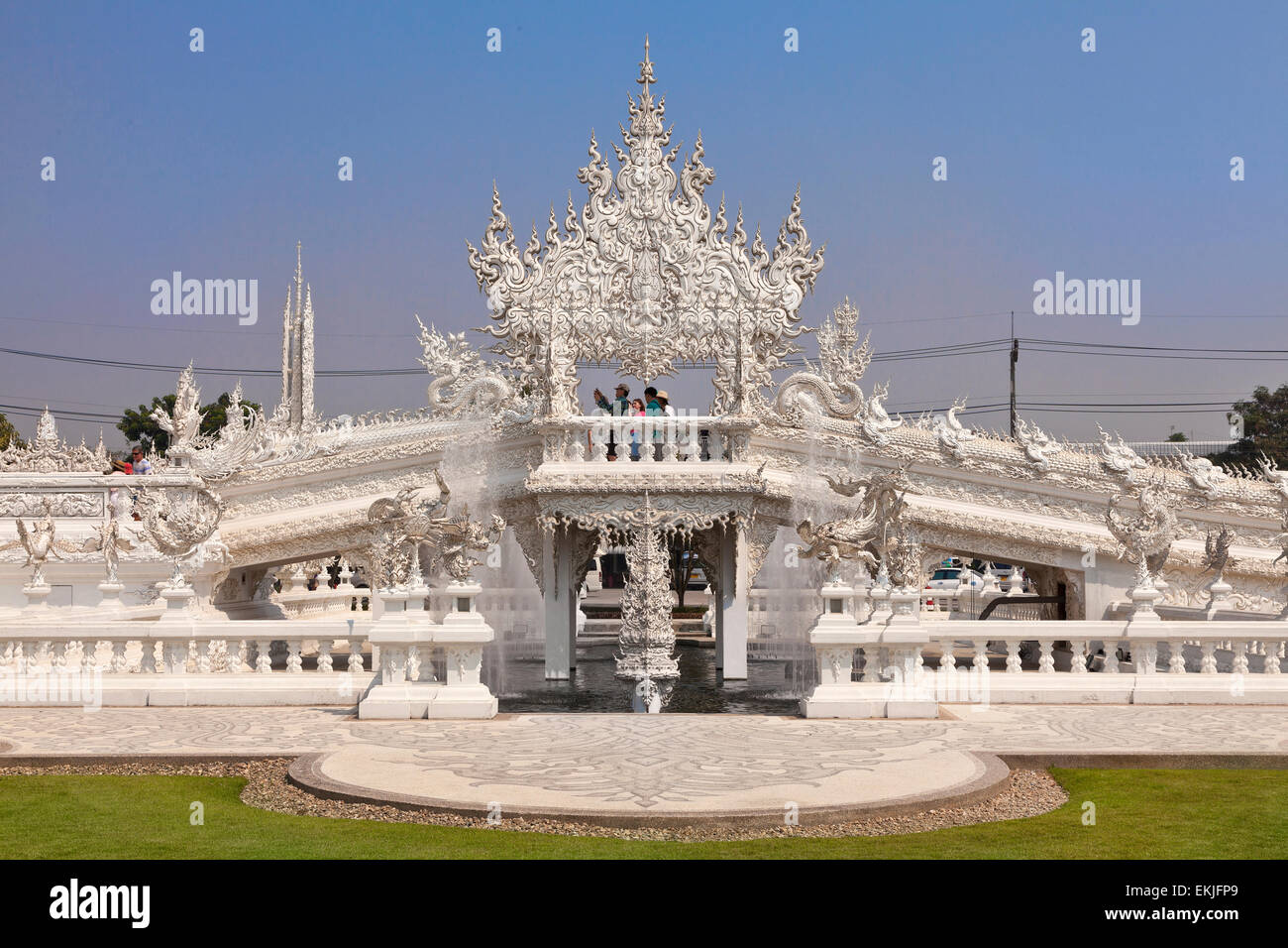 Der weiße Tempel oder Wat Rong Khun von Chalermchai Kositpipat, Thai Künstler erstellt. Das Hotel liegt 13km südlich von Chiang Rai Stockfoto