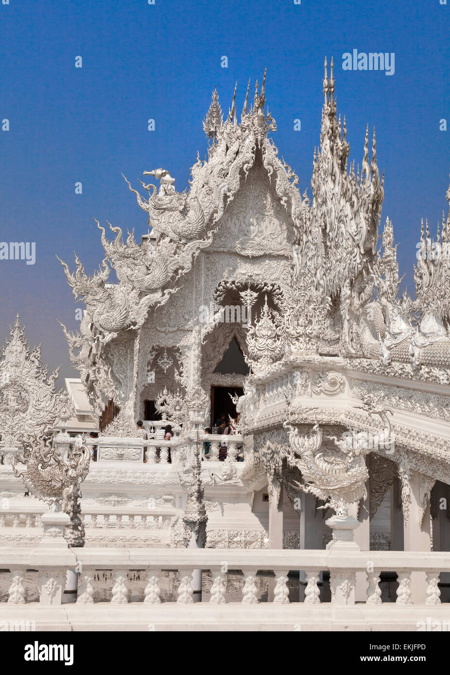 Der weiße Tempel oder Wat Rong Khun von Chalermchai Kositpipat, Thai Künstler erstellt. Das Hotel liegt 13km südlich von Chiang Rai Stockfoto