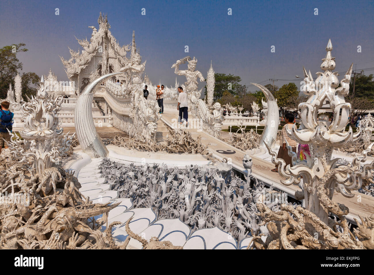 Der weiße Tempel oder Wat Rong Khun von Chalermchai Kositpipat, Thai Künstler erstellt. Das Hotel liegt 13km südlich von Chiang Rai Stockfoto