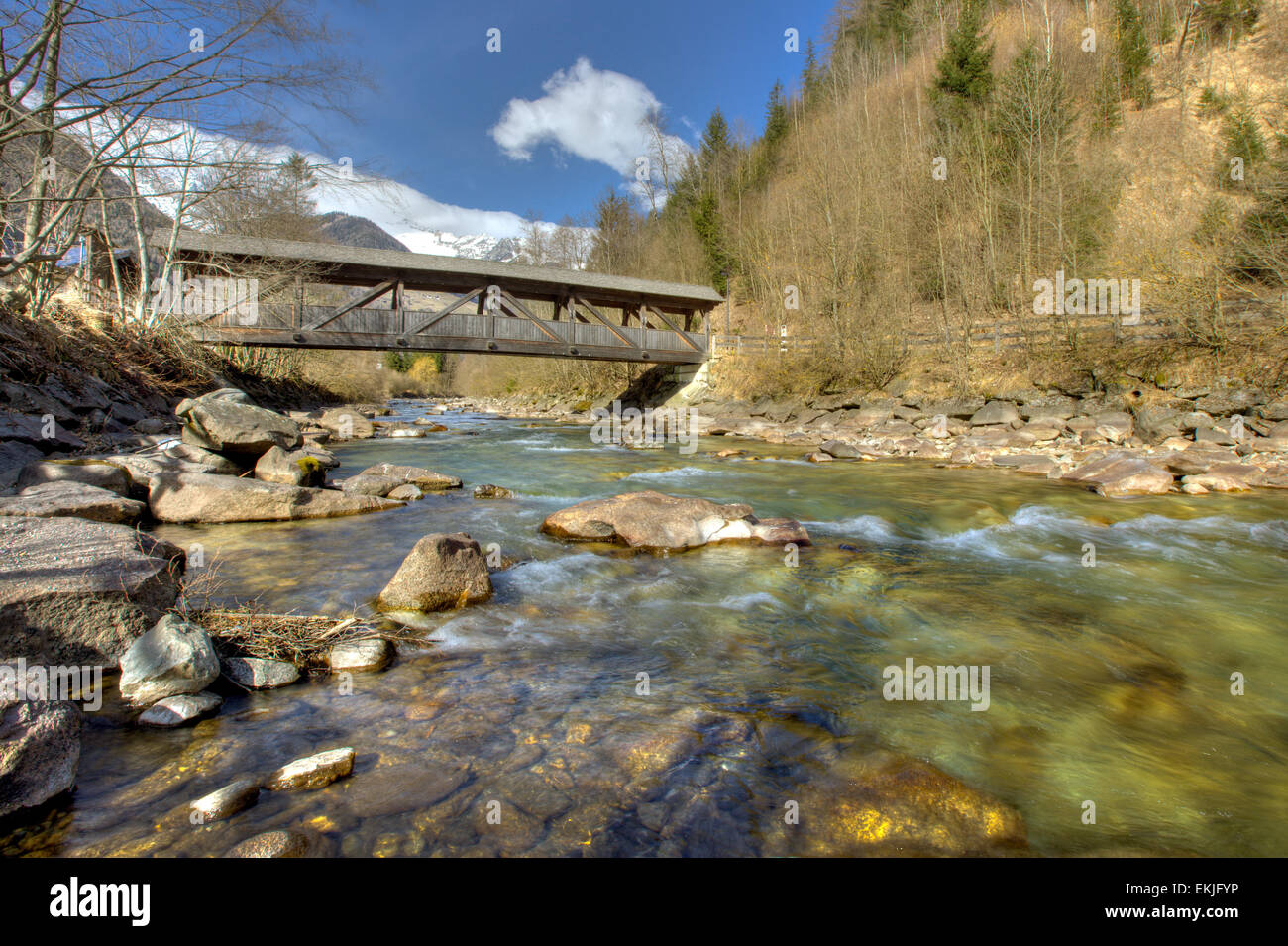 Luttach - Die Holzbrücke von cadipietra Ahrntal in Südtirol auf der Ahr mit den Dolomiten (Italienisch: Dolomiti) im Hintergrund Stockfoto