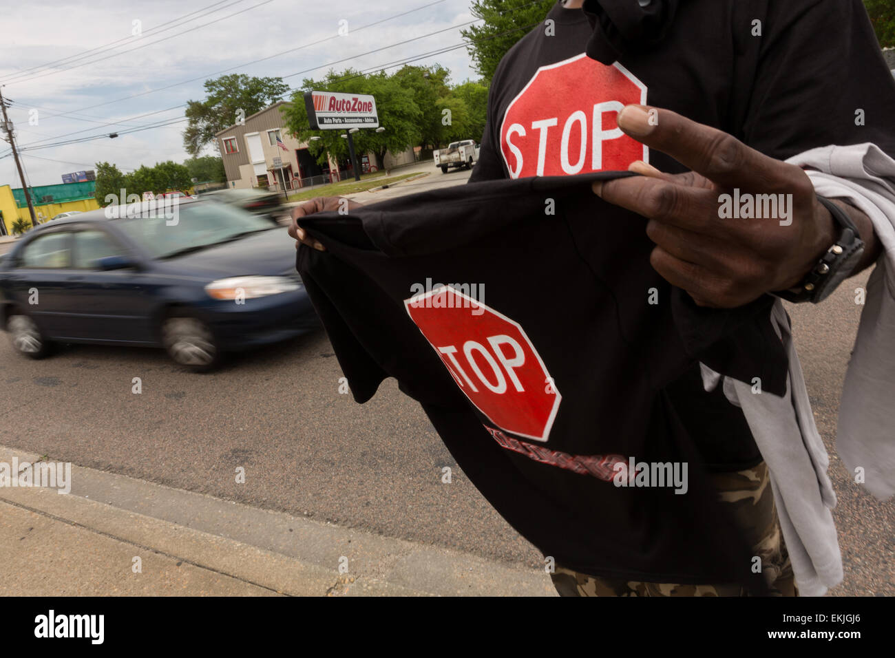 Ein Verkäufer verkauft Black lebt Angelegenheit-t-Shirts an vorbeifahrende Autofahrer in der Nähe der Stelle wo die unbewaffneten schwarzen Autofahrer Walter Scott von der Polizei nach einer Verkehrskontrolle 10. April 2015 in Charleston, South Carolina niedergeschossen wurde. Scott war mehrere Male in den Rücken geschossen und starb auf der Bühne nach Flucht vor Polizei. Stockfoto