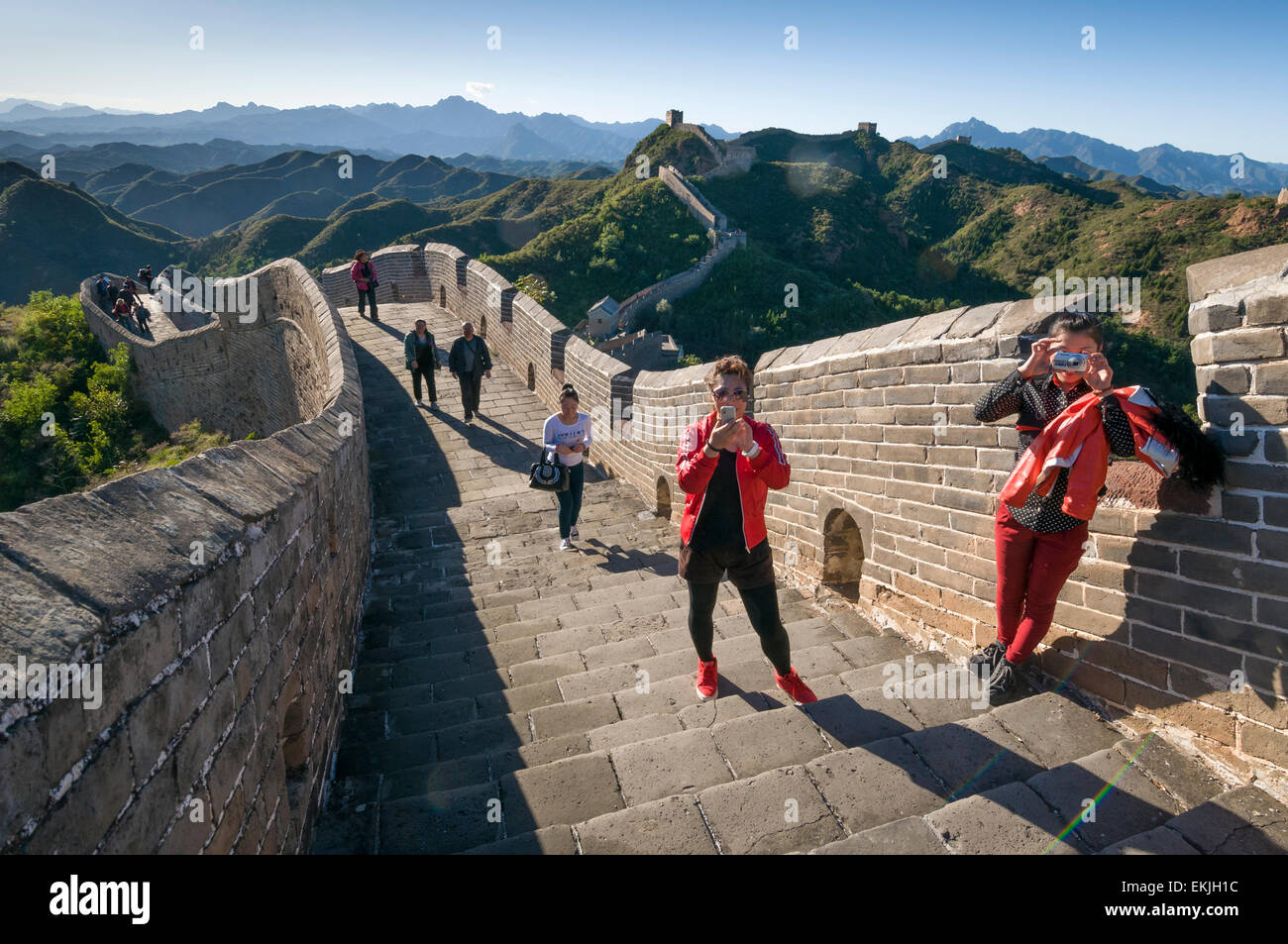 Chinesische Touristen machen Sie Fotos wie die große Mauer schlängelt sich die Berggipfel in der Jinshanling-Abschnitt, Heibei Provinz-outisdeBe Stockfoto