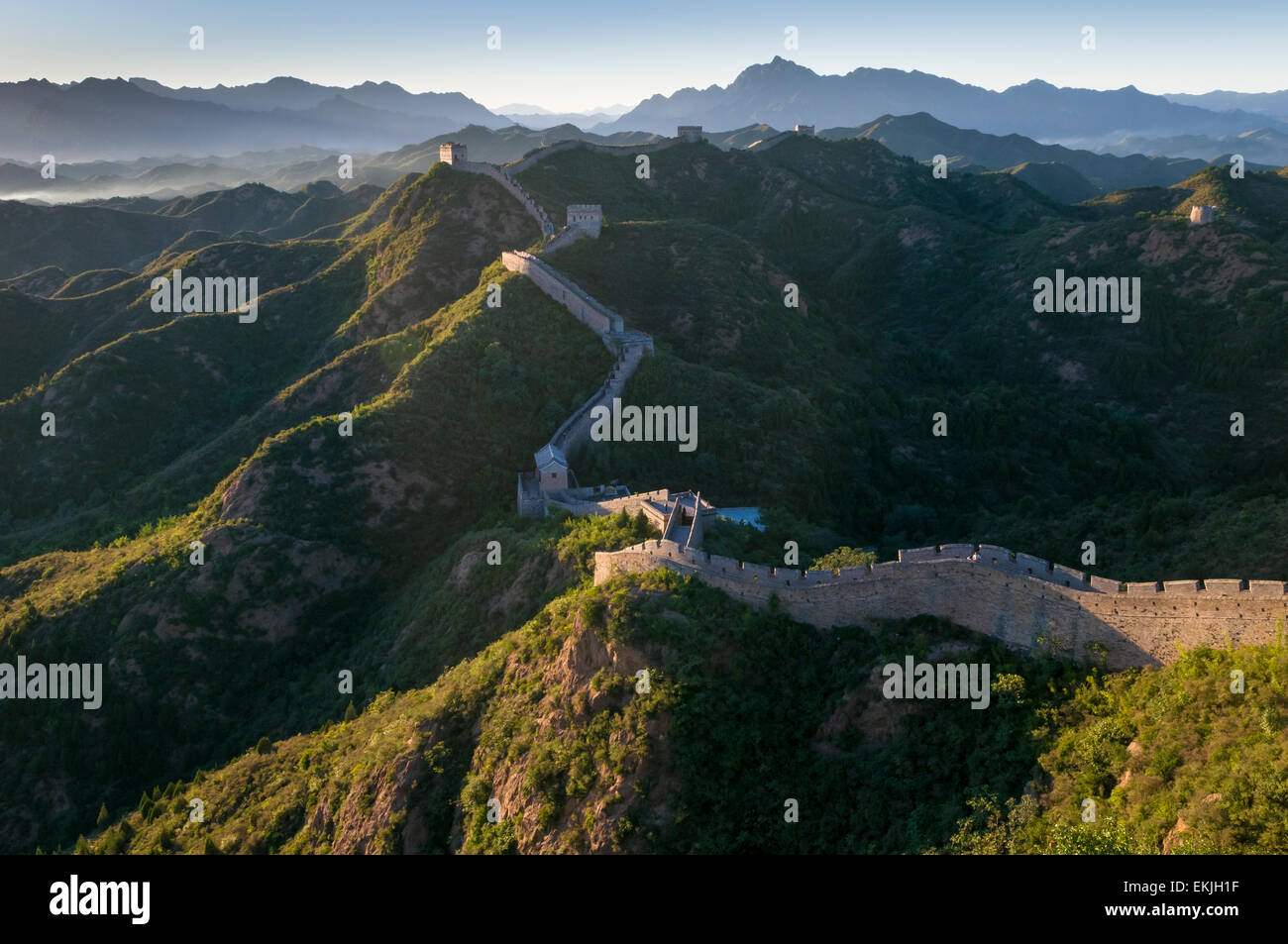 Die große Mauer schlängelt sich die Berggipfel in der Jinshanling-Abschnitt, Heibei Provinz OutisdeBeijing, China. Stockfoto