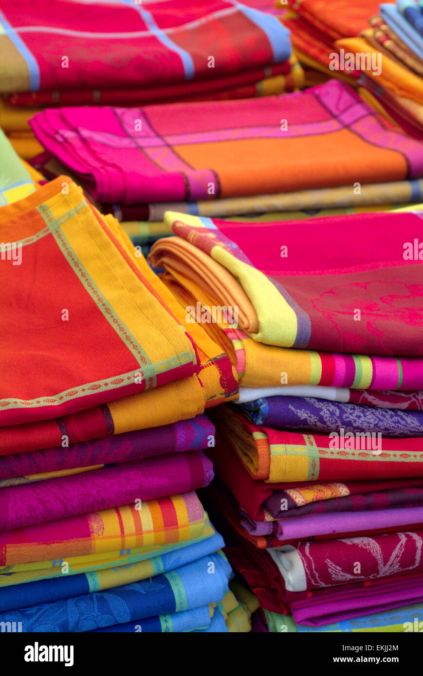 Französische Tischdecken auf einem Markt gestapelt Provence Frankreich Europa Stockfoto