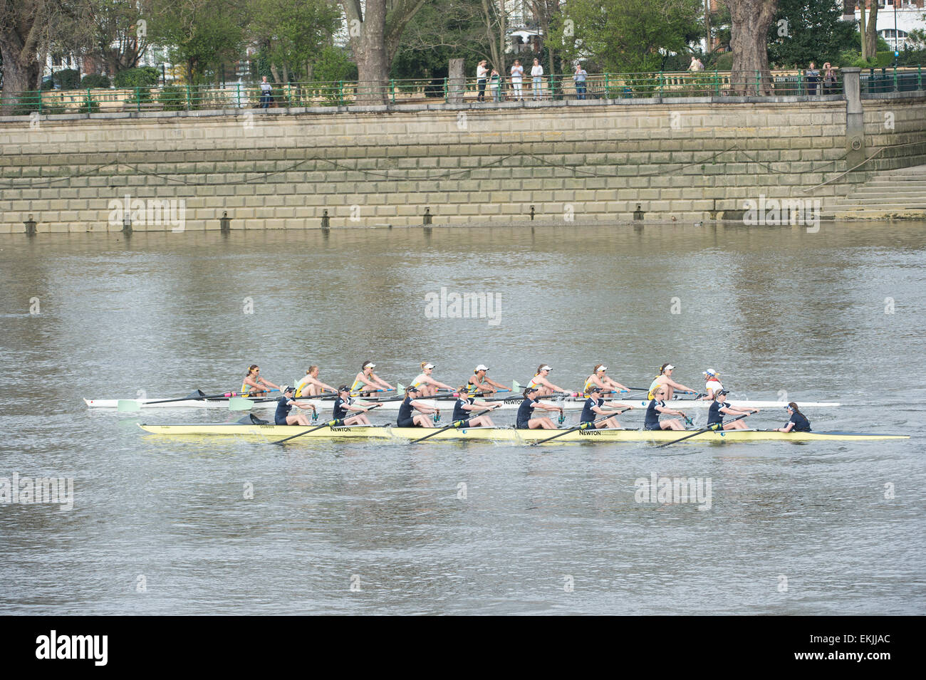 London, UK. 10. April 2015. Das Damenrennen Reserven statt am Tag vor der Regatta.  Oxford University Women Boot Club (OUWBC) [dunkel blauen Tops] im Boot namens Osiris Rennen Cambridge University Women Boot Club (CUWBC) [leichten blauen Oberteilen] im Boot namens Blondie.  Dies ist die Geschichte macht erste offizielle Rennen zwischen weiblichen Mannschaften während des gesamten Regatta von Putney zu Mortlake. Bildnachweis: Duncan Grove/Alamy Live-Nachrichten Stockfoto