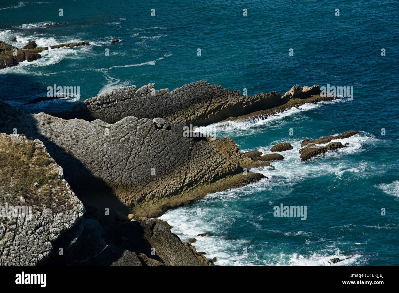 Cabo Espichel, ein Cape, westlich von Sesimbra, Portugal. Klippen mit Blick auf den Atlantischen Ozean. Stockfoto