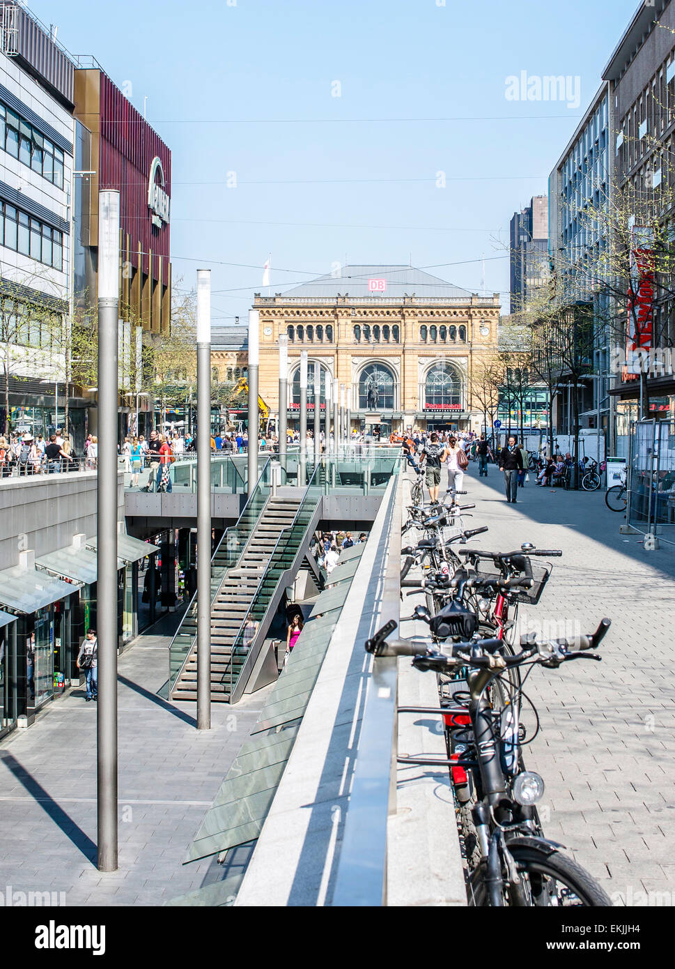 Blick über einen Teil des mehrstufigen Galleria Einkaufszentrum unten Bahnhofstrasse in Richtung Hauptbahnhof in Hannover. Stockfoto