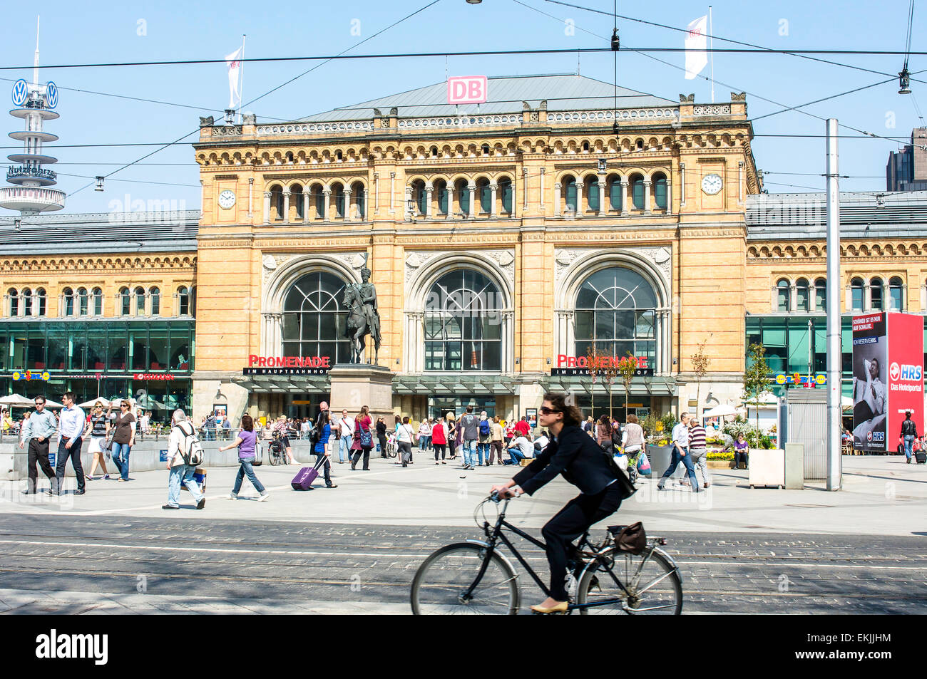 Hauptbahnhof - Hauptbahnhof in Hannover, Deutschland an einem hellen, sonnigen Tag am Ernst-August-Platz. Stockfoto