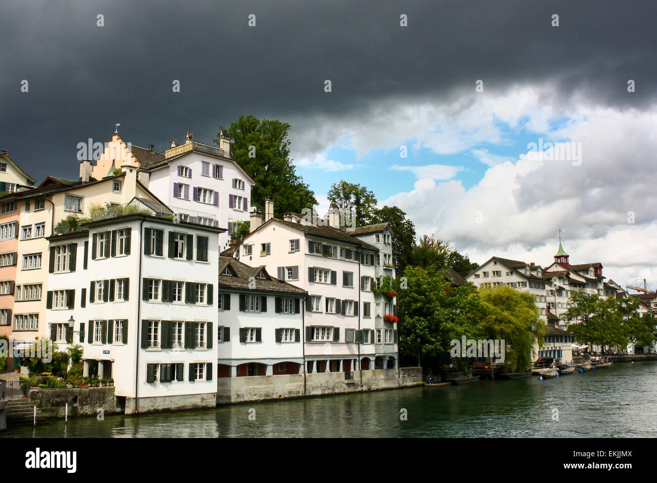 Dunkle Gewitterwolken, die sich abzeichnenden Stockfoto