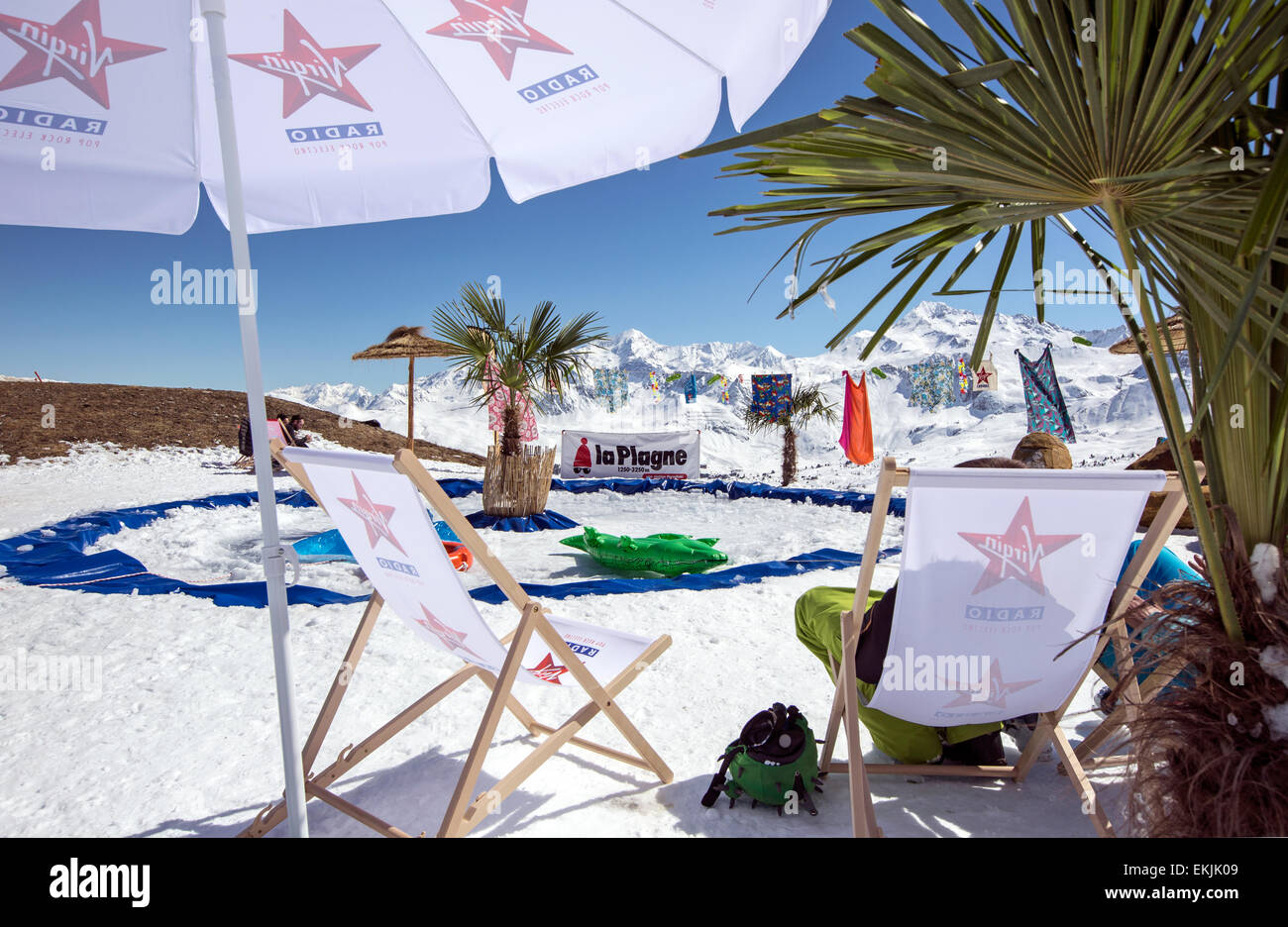 Entspannen in der Snow Beach Resort La Plagne France Skifahrer Stockfoto