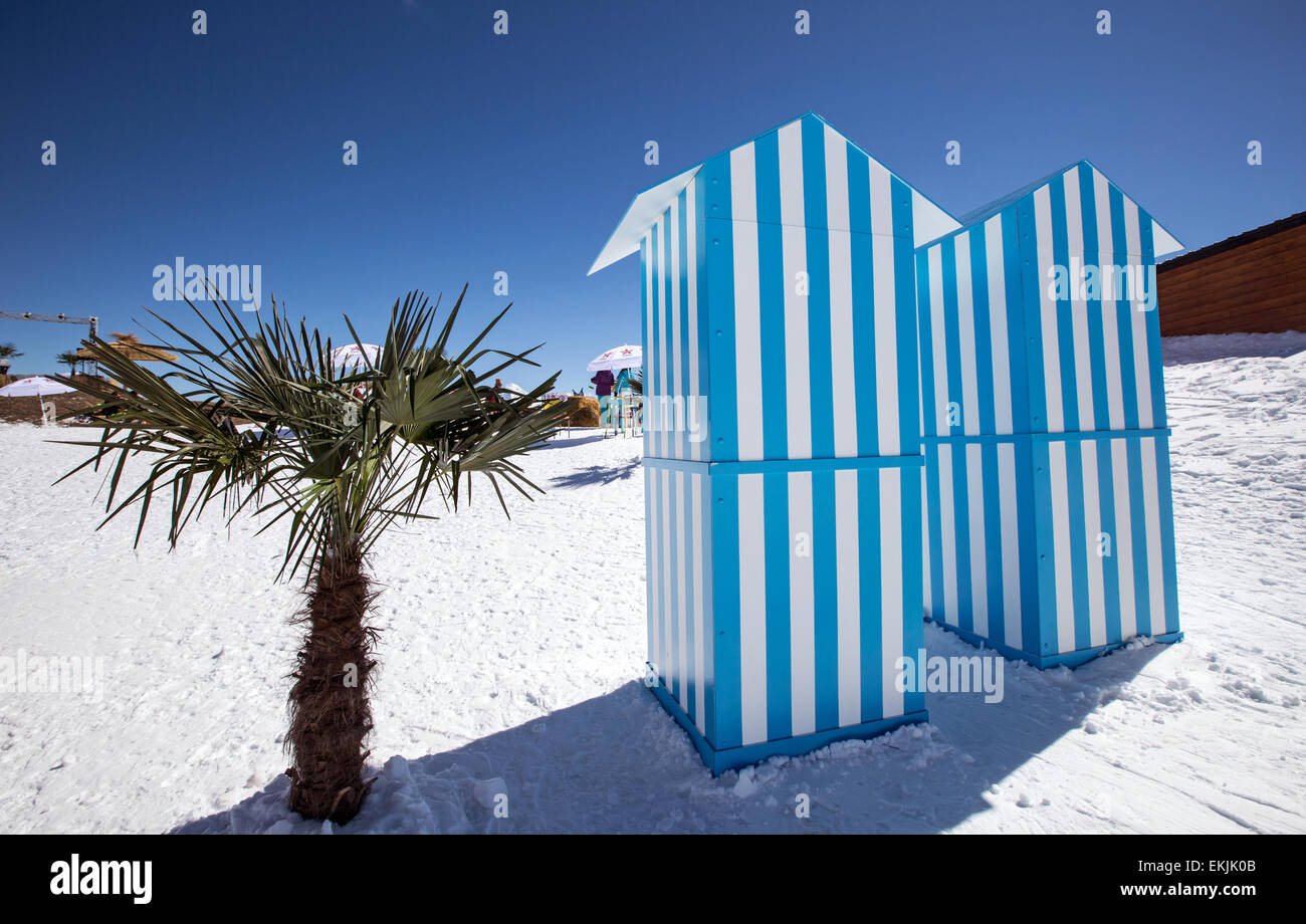Am Strand Umkleidekabinen bei der Snow Beach Resort La Plagne France Stockfoto