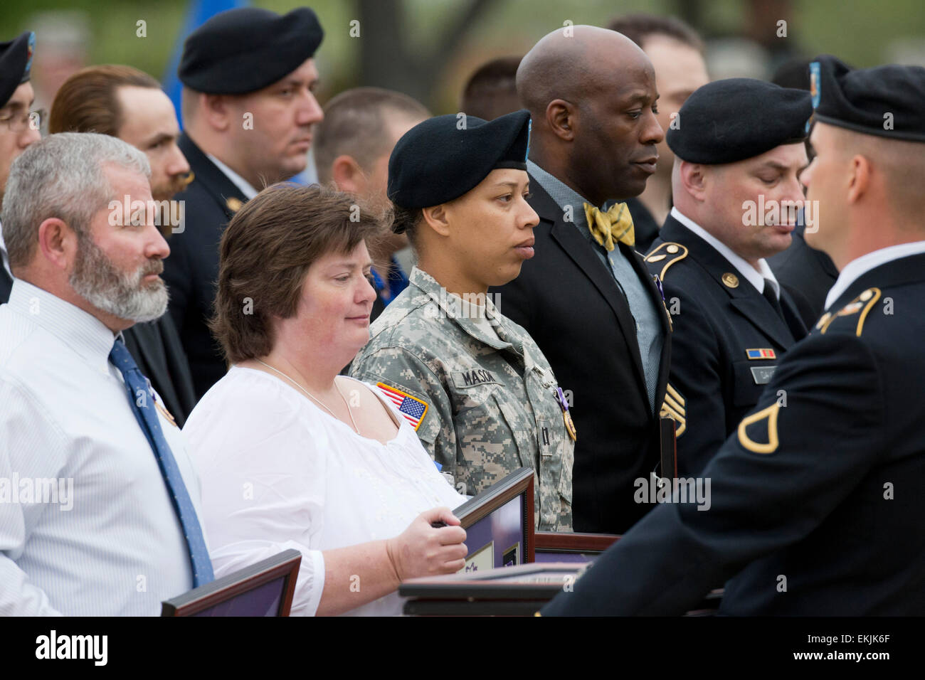 Überlebende und Angehörige von gefallenen 2009 terroristischen Angriff auf Fort Hood TX erhalten purpurrotes Herz Medaillen während der Zeremonie Stockfoto