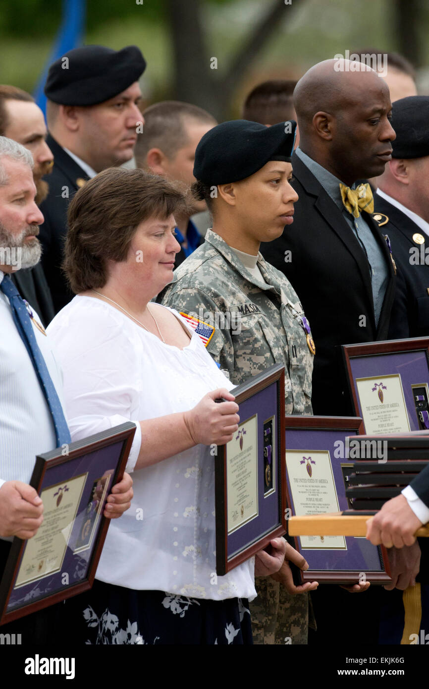 Überlebende und Angehörige von gefallenen 2009 terroristischen Angriff auf Fort Hood TX erhalten purpurrotes Herz Medaillen während der Zeremonie Stockfoto