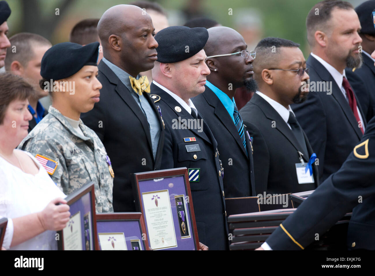 US-Armee Soldaten verwundet in 2009 Terroranschlag in Fort Hood, Texas, erhalten purpurrotes Herz Medaillen während der Zeremonie Stockfoto