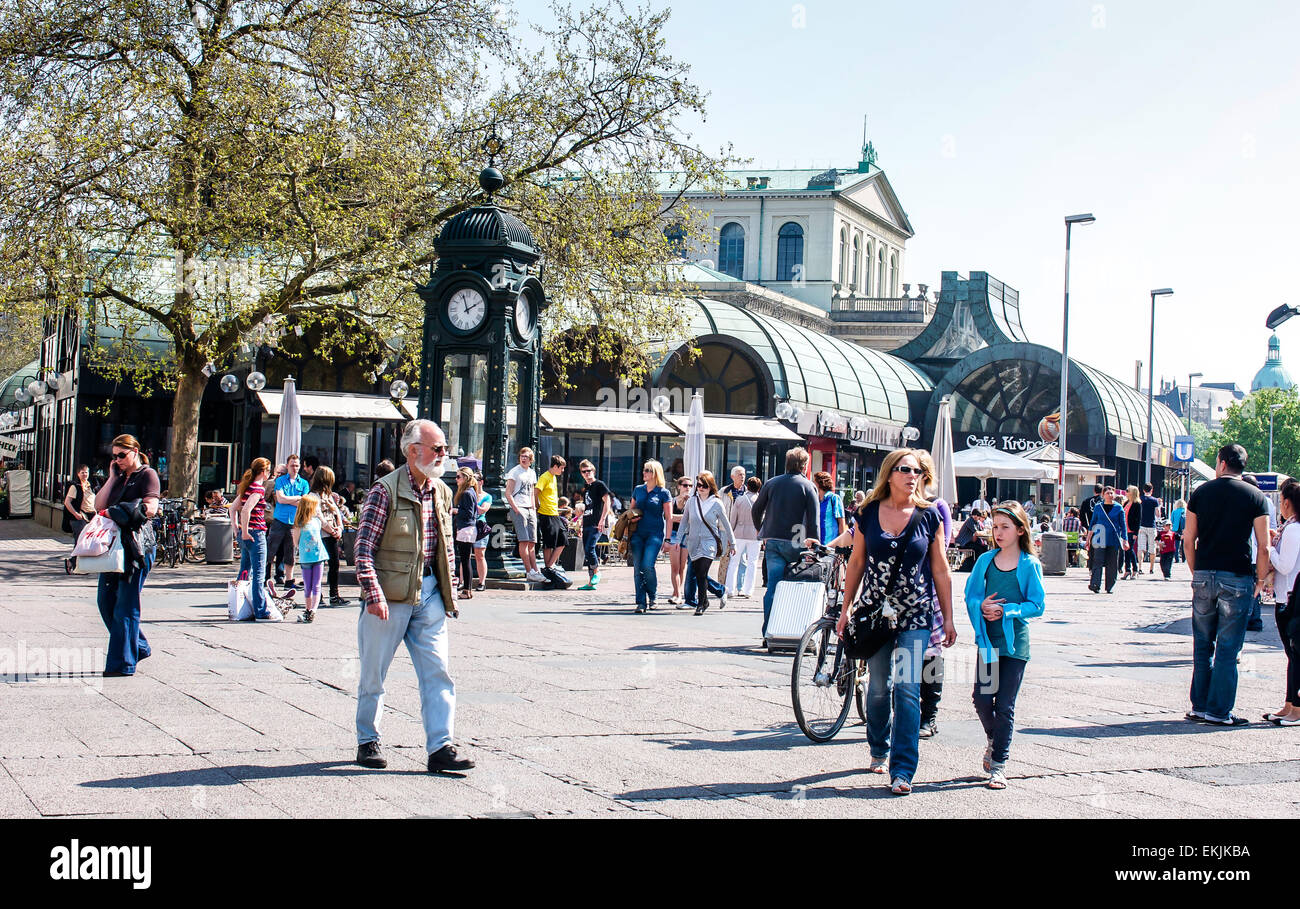 Das Wahrzeichen schwarze Uhr Hannovers immer beschäftigt zentralen Platz, dem Kröpcke. Stockfoto