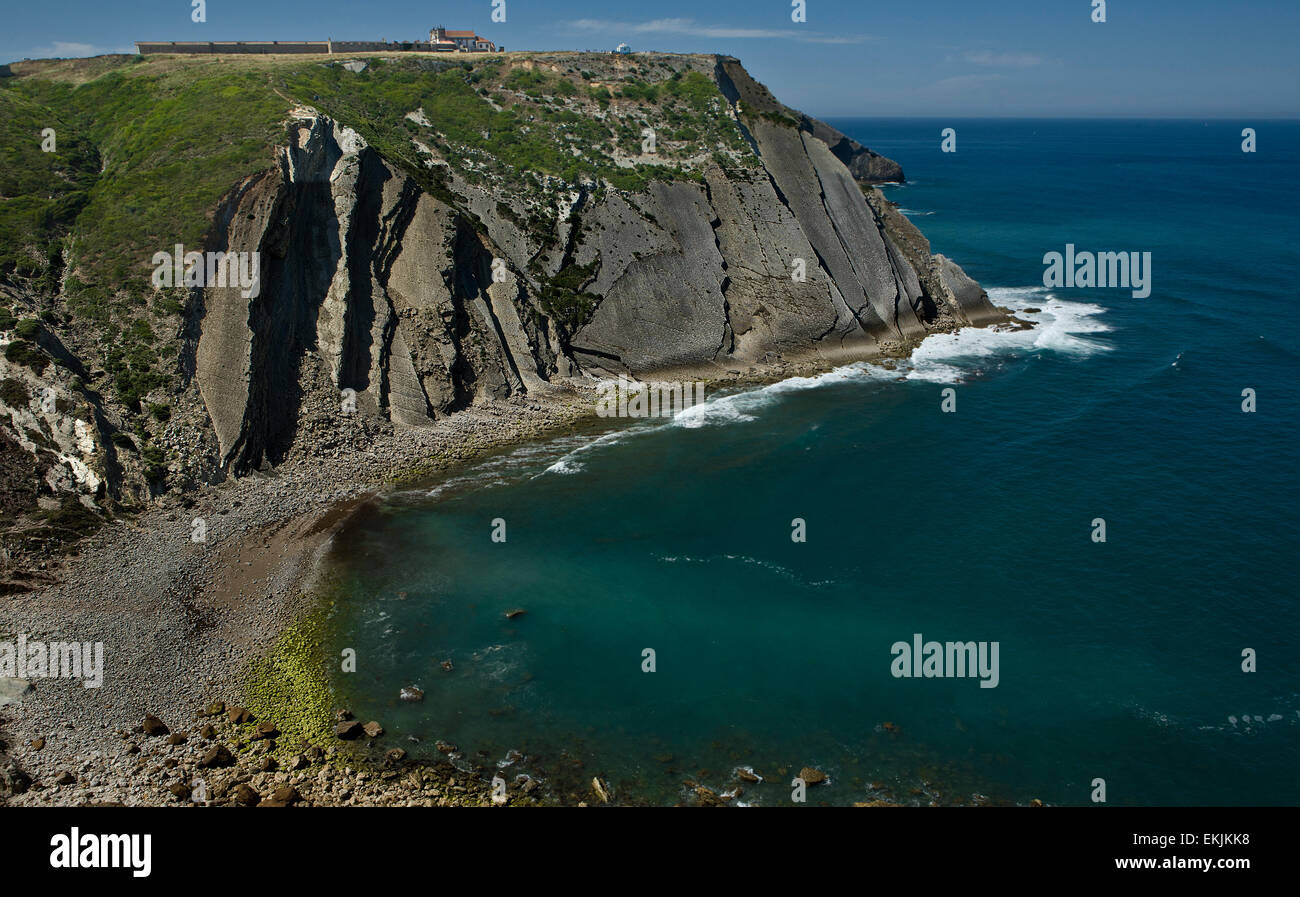 Cabo Espichel, ein Cape, westlich von Sesimbra, Portugal. Klippen mit Blick auf den Atlantischen Ozeans.das Standort ist berühmt für die Stockfoto