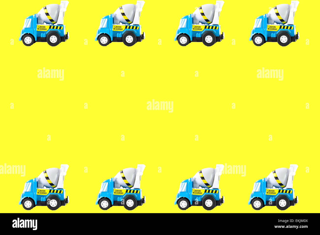 Rahmen des Spielzeugautos. Betonmischer-Spielzeug-LKW. gelber Hintergrund Stockfoto