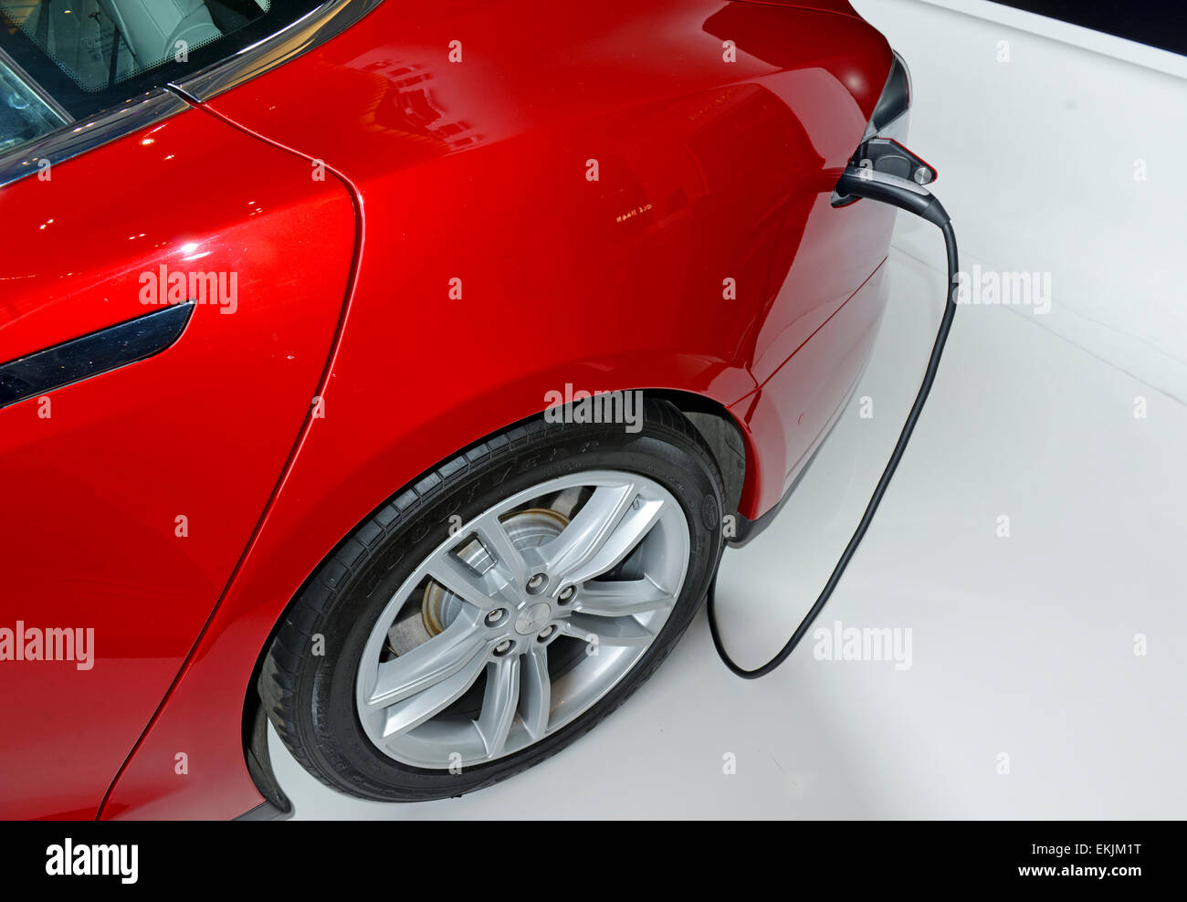 Tesla Motors Model S auf dem Display in Manhattan, präsentiert die Technologie und Elektroantrieb, Stockfoto