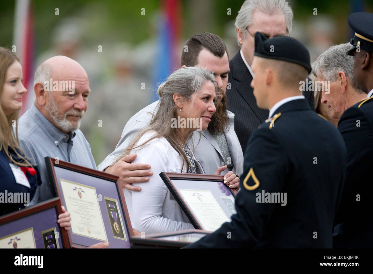 Mutter des Soldaten getötet, im Jahr 2009 Fort Hood TX Terroranschlag akzeptiert ihr Sohn posthume Purple Heart ausgezeichnet bei Zeremonie Stockfoto