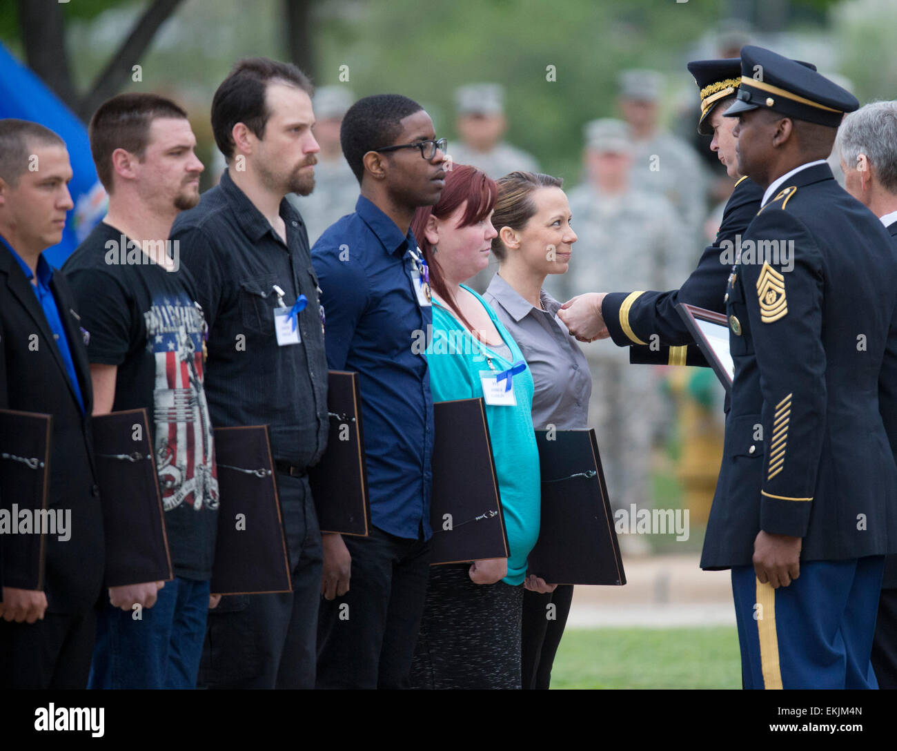 Im Ruhestand Fort Hood Polizist Kimberly Munley, R, erhält ihre Verteidigung der Freiheit-Medaille bei Zeremonie in Fort Hood, Texas Stockfoto