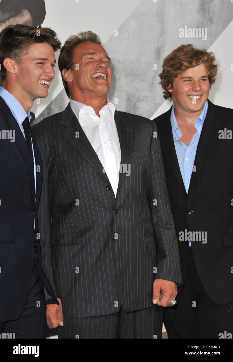 LOS ANGELES, CA - 16. August 2012: Arnold Schwarzenegger & Söhne Patrick Schwarzenegger (links) & Christopher Sargent Shriver bei der Los Angeles Premiere seines Films "The Expendables 2" bei Graumans Chinese Theatre in Hollywood. Stockfoto