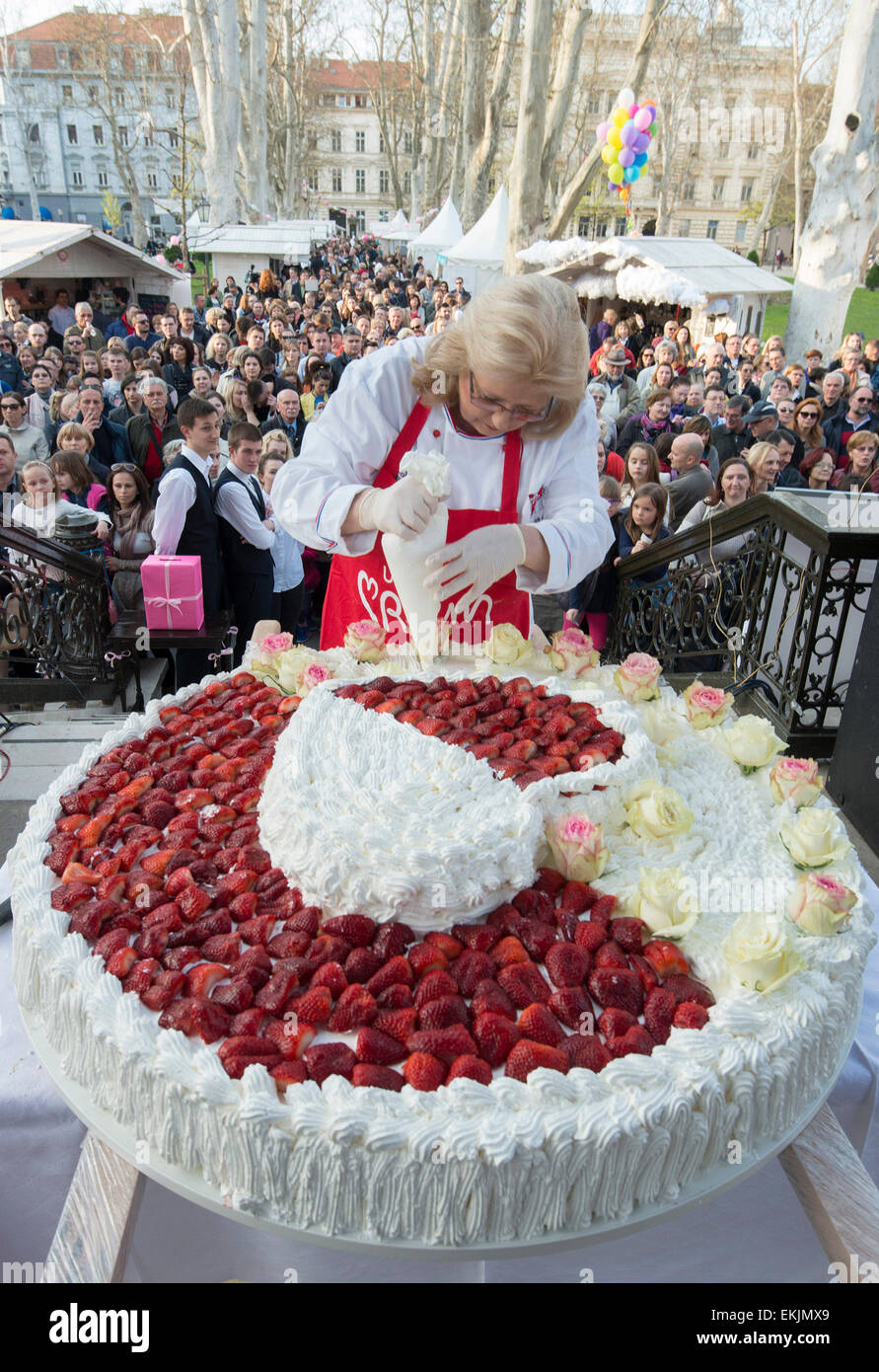 Zagreb, Kroatien. 10. April 2015. Ein Koch schmückt einen großen Kuchen während der 4. Festival of Sweets in Zagreb, Hauptstadt Kroatiens, 10. April 2015. Die Köche des kroatischen größten Lebensmittelkonzern Podravka vorbereitet 650 Kilo für Besucher. Symbolischen Spenden werden verwendet, um die Ausrüstungen für die Hotelfachschule in Zagreb zu kaufen. Bildnachweis: Miso Lisanin/Xinhua/Alamy Live-Nachrichten Stockfoto