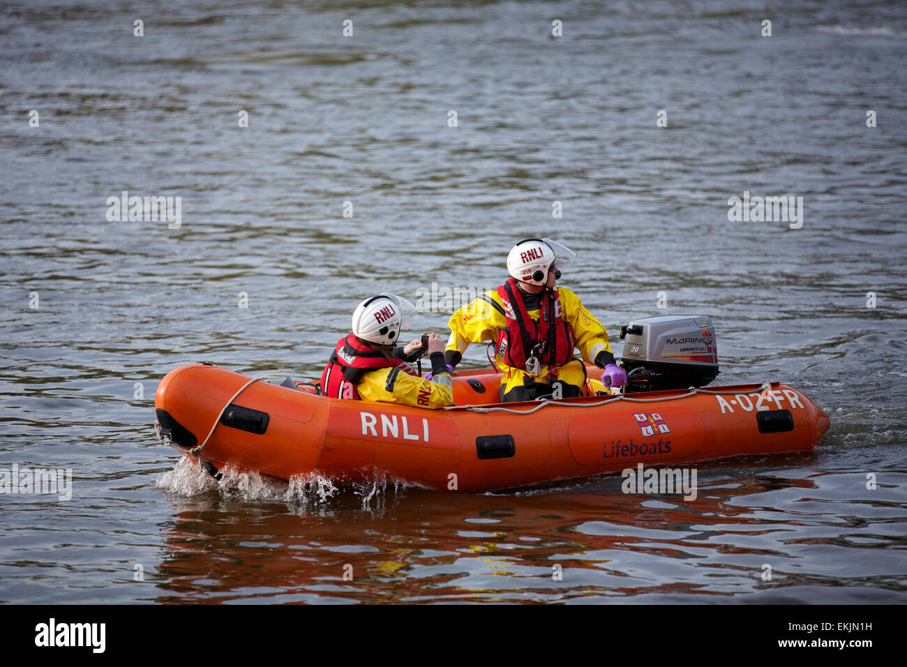 London, UK. 10. April 2015. Das Royal National Lifeboat Institute statt ihre zweite "Alternative Boat Race", bestehend aus 250 Miniatur Rettungsboote jedes gesponsert für £250 zu Spenden für die Hilfsorganisation.  Das Rennen war zwischen Barnes und Chiswick Bridge mit dem Sponsor des ersten Bootes übergeben die Ziellinie gewinnen die Möglichkeit, eine neue D Klasse Rettungsboot zu nennen. Hannah White (Sender, Segler und Abenteurer) moderierte die Veranstaltung vor dem Schiff Gasthaus in Mortlake und ein Boot gesponsert von John Hicks schließlich gewann das Rennen.  Eine Anzahl von Rettungsbooten waren anwesend bei der Veranstaltung. © Emma Stockfoto