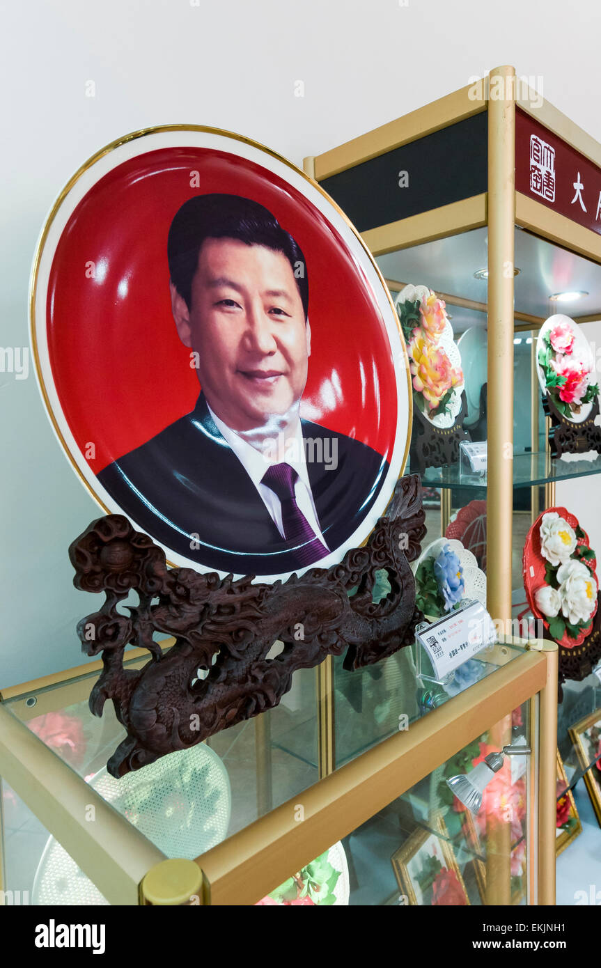 Commerative Porzellanteller mit Staatspräsident Xi Jinping bei Tang Luyoang Pfingstrose Porzellan, Luyoang, Henan Provinz, China. Stockfoto