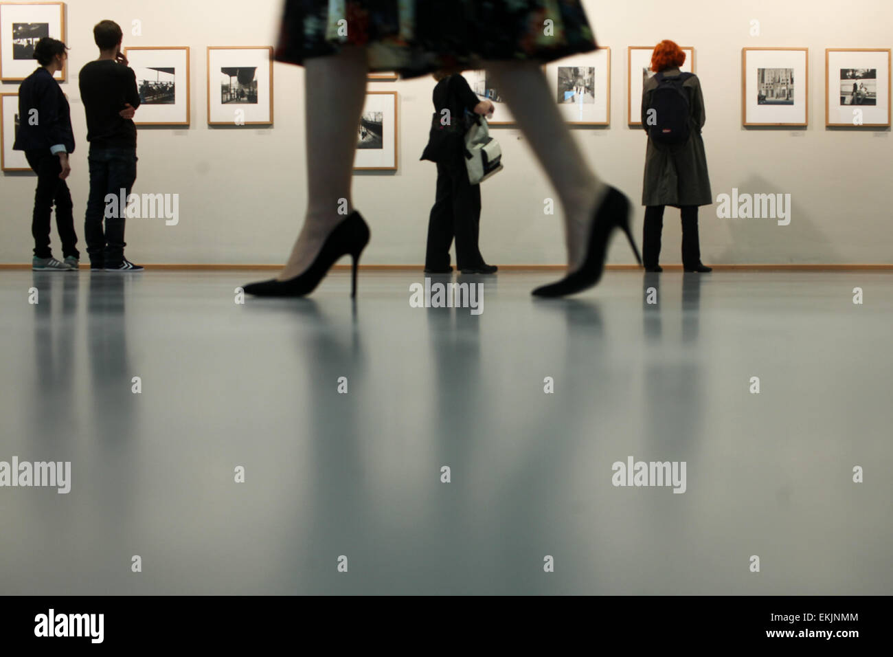 Berlin, Deutschland. 10. April 2015. Besucher sehen Werke des berühmten amerikanischen Street Fotografin Vivian Maier während ihrer Ausstellung im Willy-Brandt-Haus, zentrale der Sozialdemokratischen Partei Deutschlands, in Berlin, Deutschland, am 10. April 2015. © Zhang Fan/Xinhua/Alamy Live-Nachrichten Stockfoto