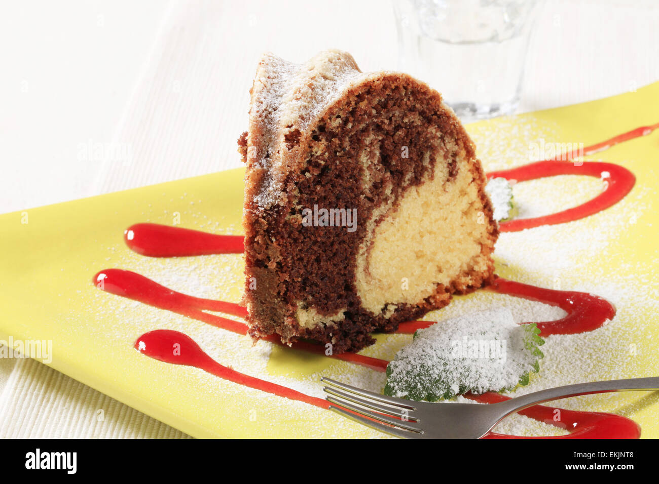 Marmor-Kuchen mit Puderzucker bestreut Stockfoto