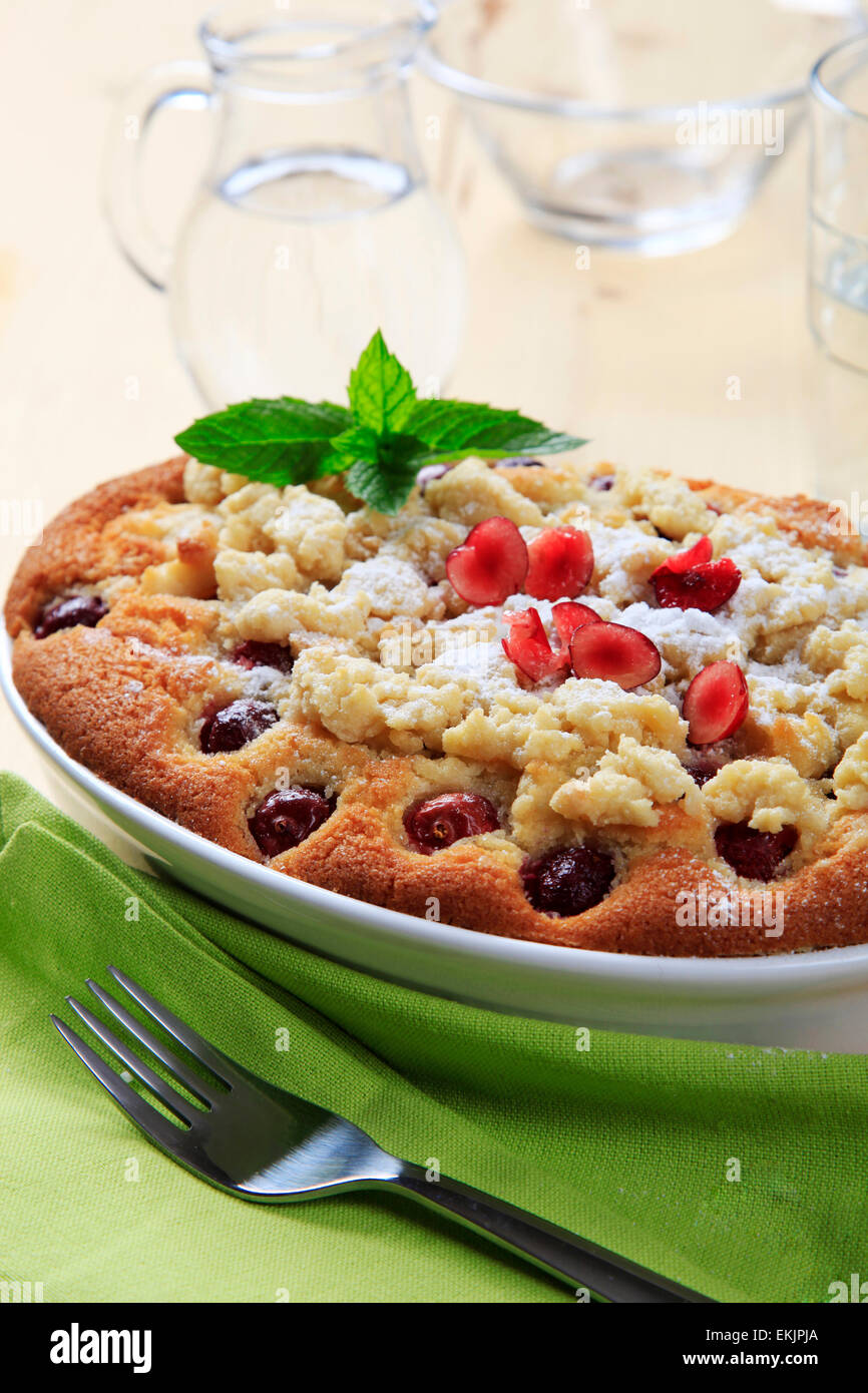 Kirsche Biskuit mit Krümel-topping Stockfoto