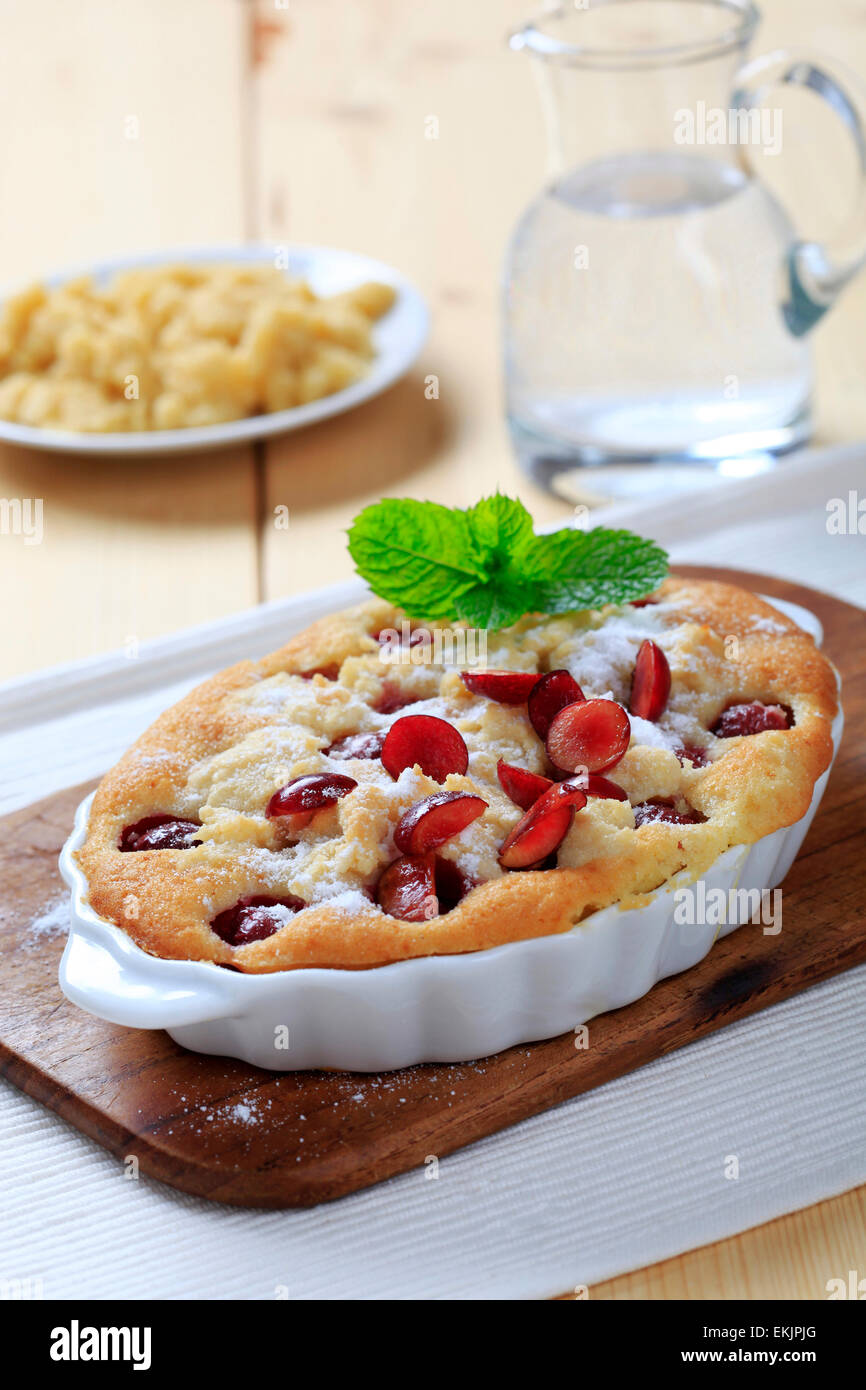Kirsche Biskuit mit Krümel-topping Stockfoto